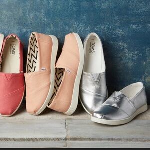NWOT Tom’s Alpargata Plus Silver Metallic Shoes, size 7.5.